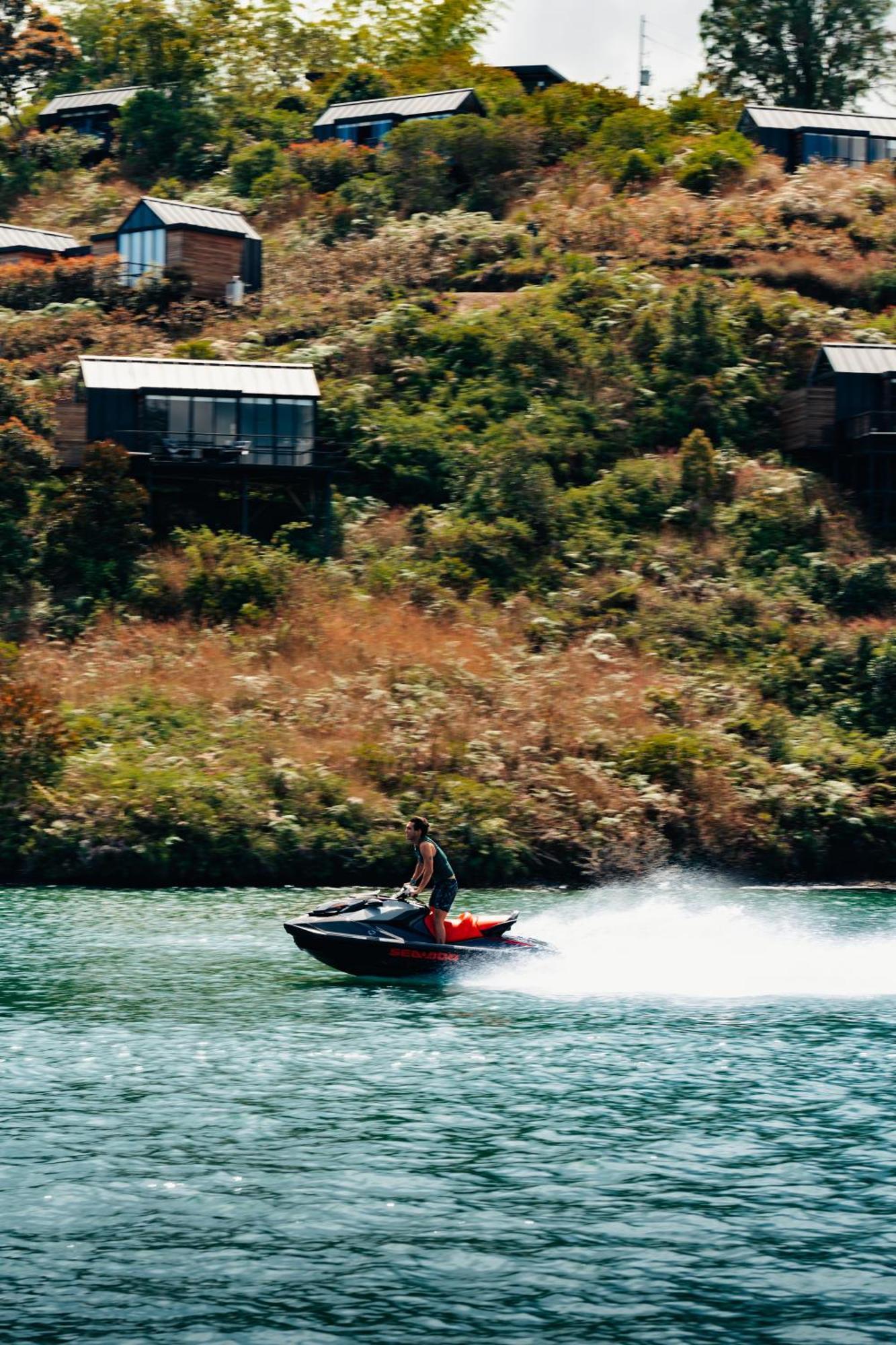 The Boato Hotel Guatape Exterior photo Jet skiing on the Waikato River