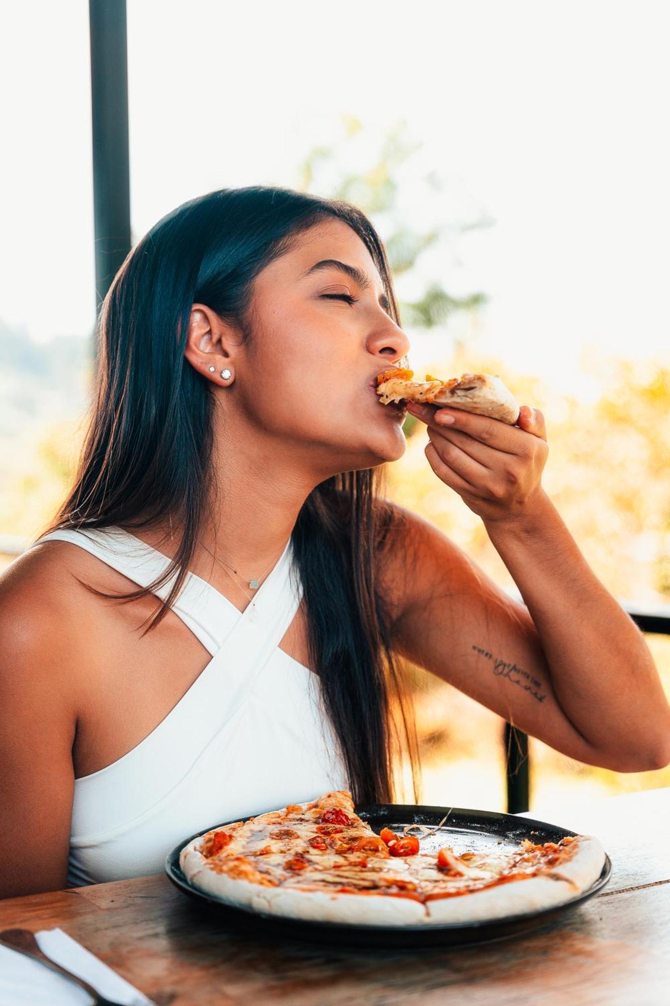The Boato Hotel Guatape Exterior photo A woman eating pizza