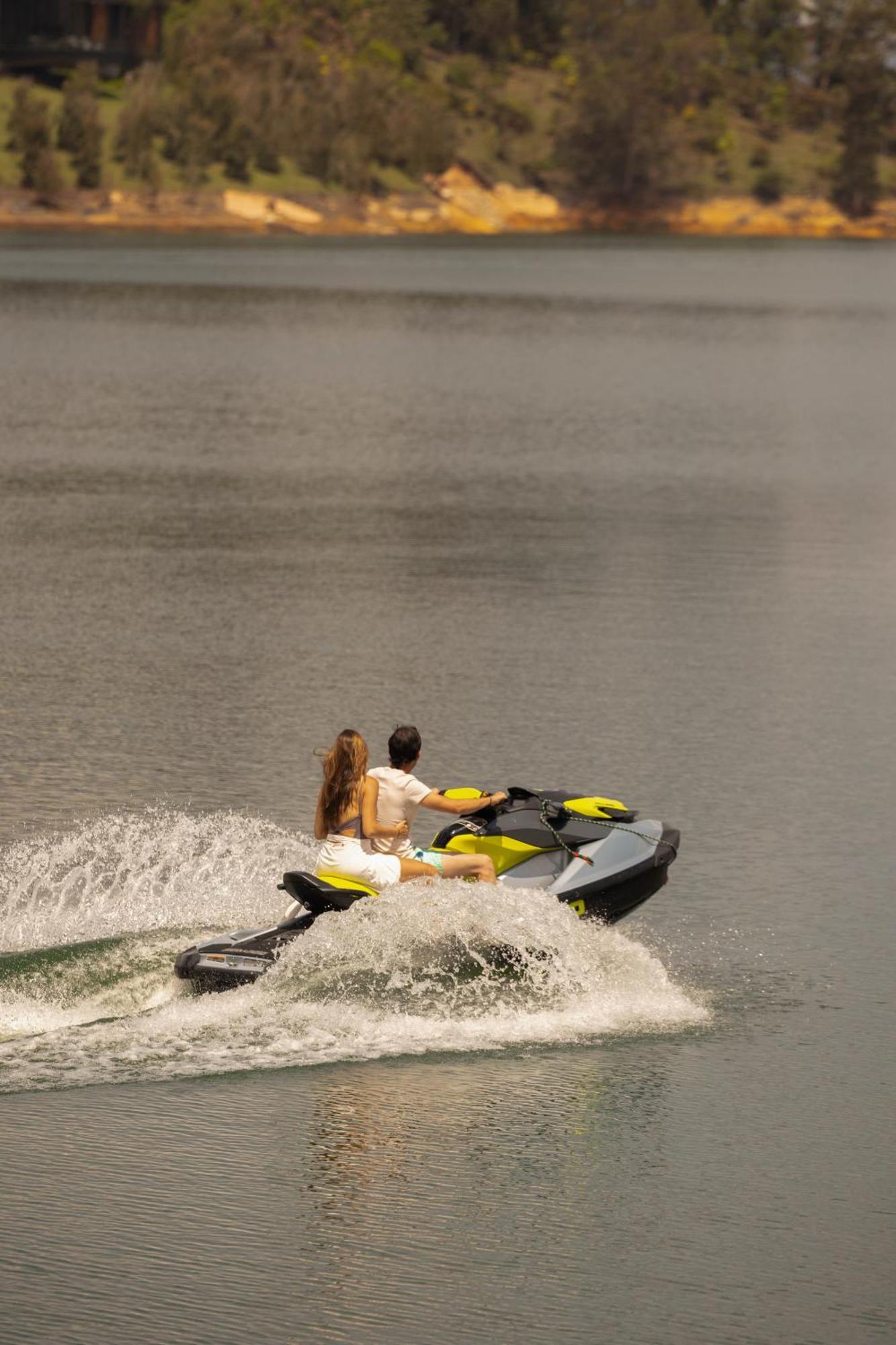 The Boato Hotel Guatape Exterior photo Jet skiing