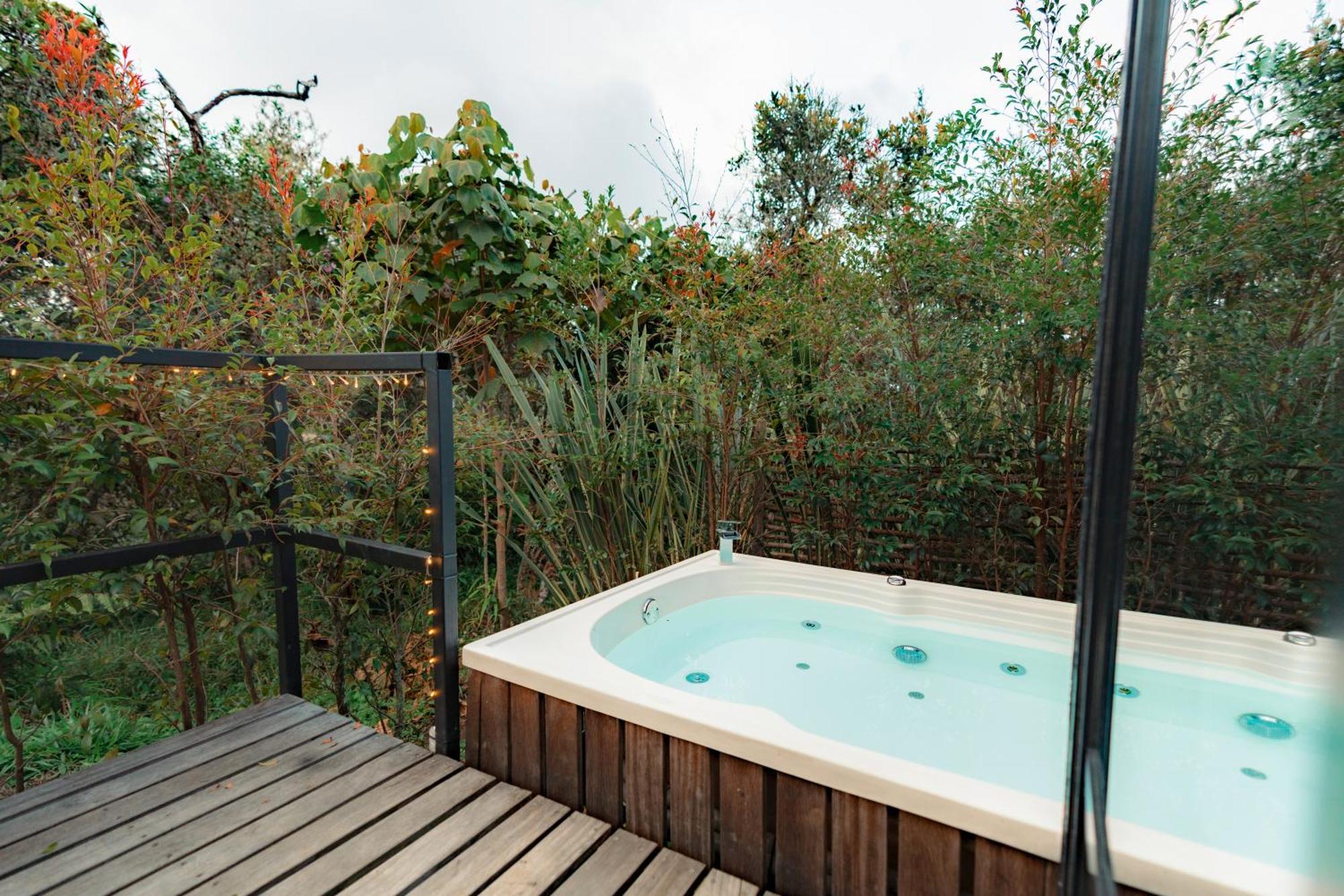 The Boato Hotel Guatape Exterior photo A hot tub
