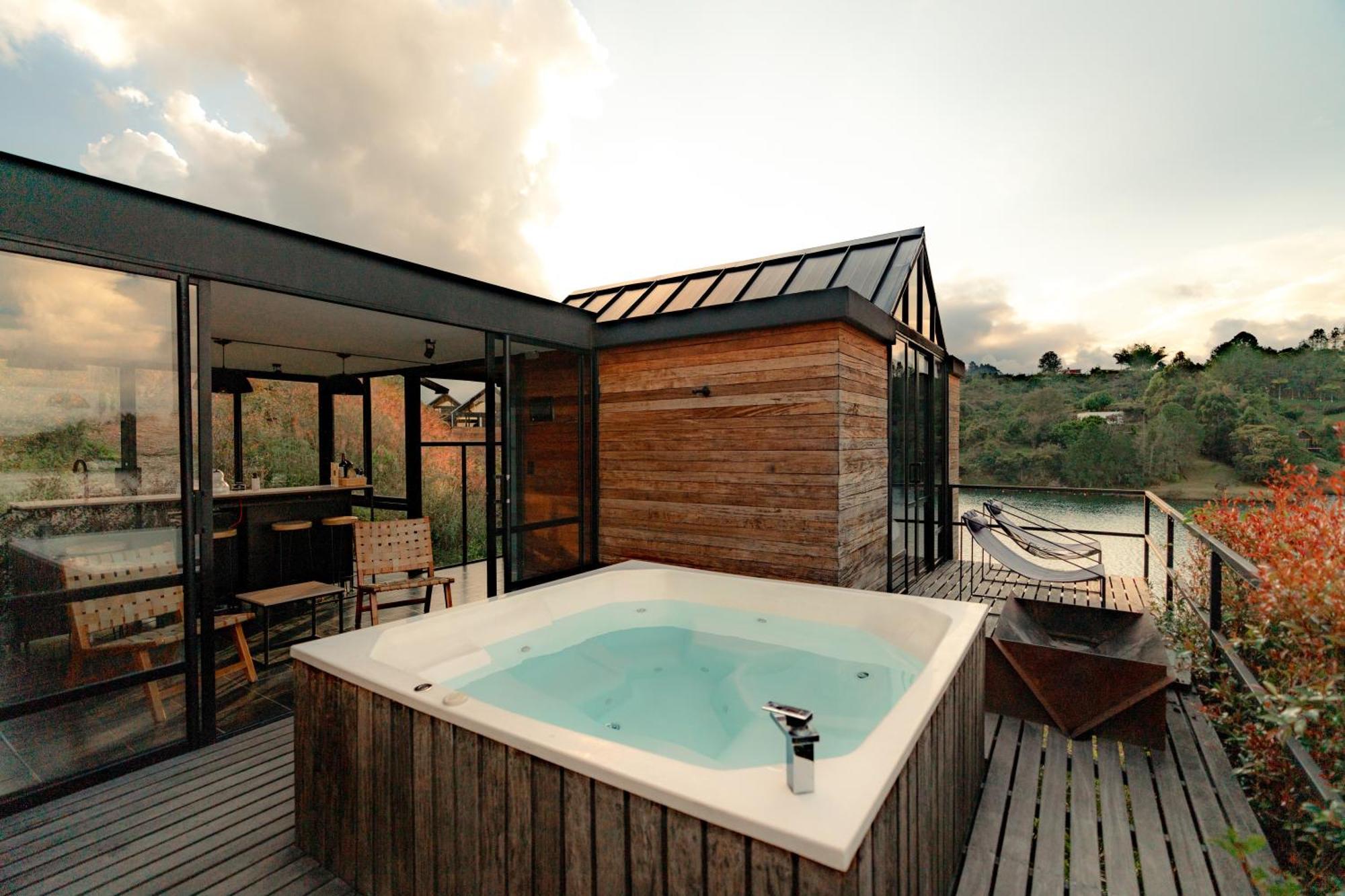 The Boato Hotel Guatape Exterior photo A hot tub on a rooftop